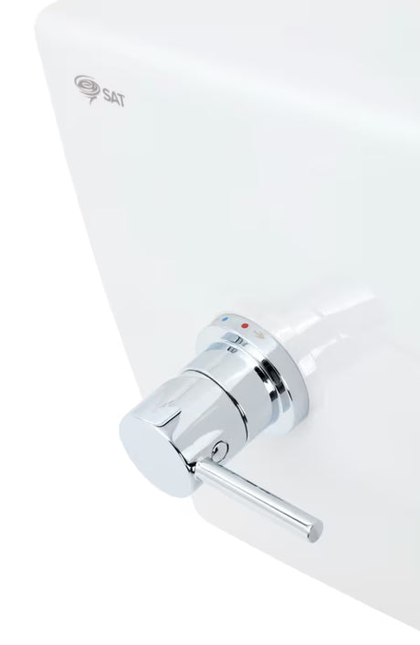 Bílé závěsné WC SAT Infinitio s integrovanou bidetovací funkcí, bočním ovládáním a sedátkem SoftClose.