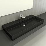 Černo-matné keramické závěsné umyvadlo SAT Infinitio s přepadem a středovým otvorem pro baterii.