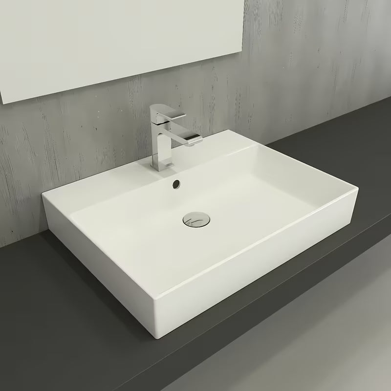 Bílé keramické závěsné umyvadlo SAT Infinitio 60,5x46,5 cm s přepadem a otvorem pro baterii uprostřed.