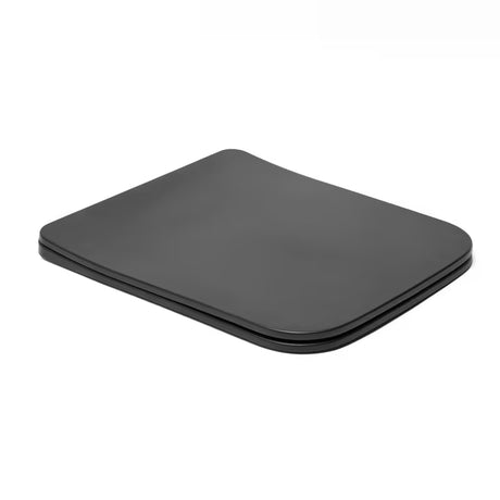 Černé WC sedátko SAT Infinitio v hranatém designu s funkcemi SoftClose a EasyLock.