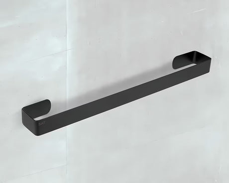 Nástěnný držák ručníků SAT Mood v černé barvě s jednoduchým elegantním designem.
