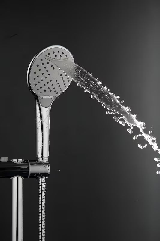 Bijela i krom ručna ručni tuš SAT s tri vrste mlaza i promjerom 12 cm.
