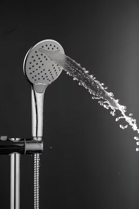 Bílá a chromová ruční sprchová hlavice SAT s třemi režimy proudu a průměrem 12 cm.