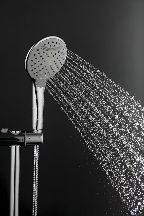 Bílá a chromová ruční sprchová hlavice SAT s třemi režimy proudu a průměrem 12 cm.