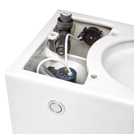 Stojící WC SAT OptimFlush v bílé barvě s integrovanou nádržkou a bočním pneumatickým tlačítkem splachování.