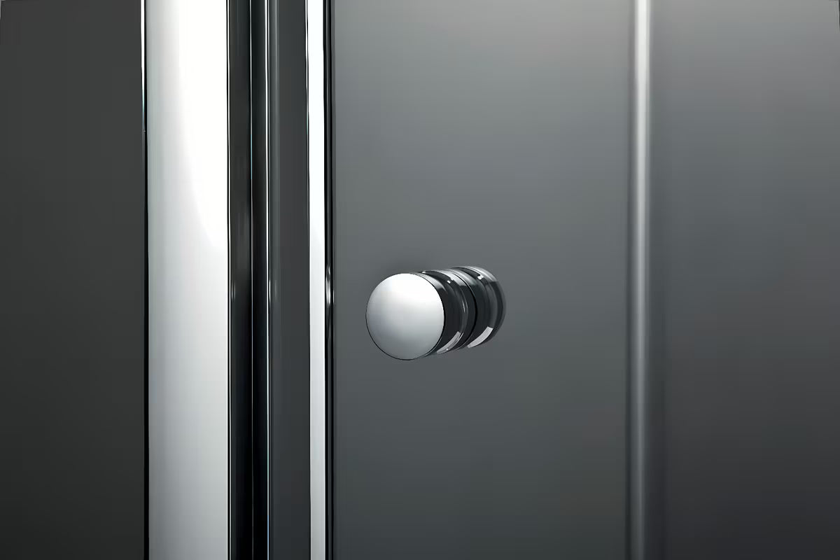 Kvadratna tuš kabina SAT Project 80x80 cm s kadjo, prozorno steklo in sijajni kromirani profili.