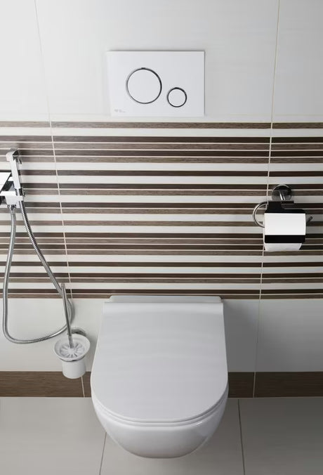 Bílé ovládací tlačítko SAT pro WC určené pro podomítkové moduly SAT.