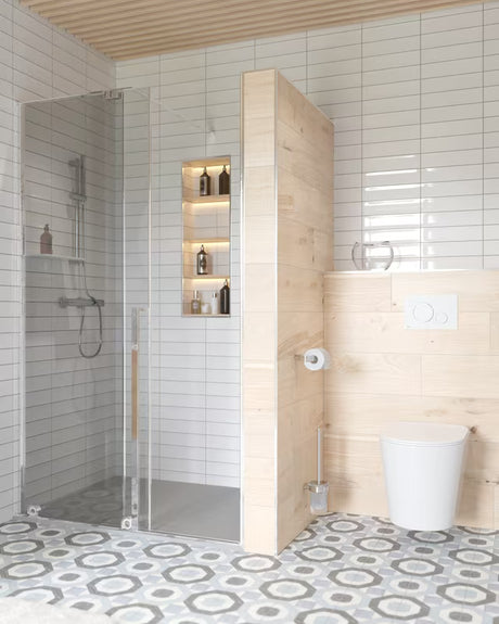 Bílé ovládací tlačítko SAT pro WC určené pro podomítkové moduly SAT.