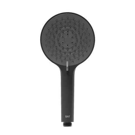 Matně černá ruční sprcha SAT s kulatou hlavicí o průměru 12 cm a čtyřmi režimy proudu.