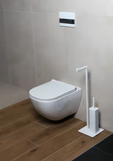 Volně stojící WC štětka SAT z kovu v matné bílé barvě s hranatým designem