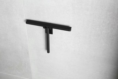 Černý háček SAT s minimalistickým designem pro montáž bez vrtání pomocí 3M pásky
