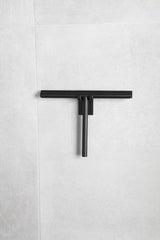 Černý háček SAT s minimalistickým designem pro montáž bez vrtání pomocí 3M pásky