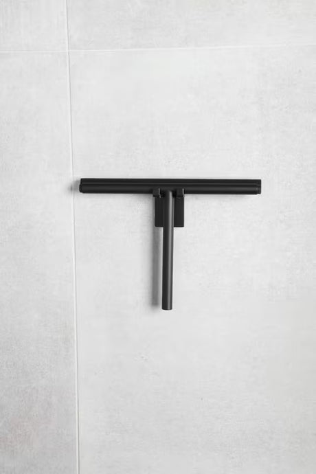 Černý háček SAT s minimalistickým designem pro montáž bez vrtání pomocí 3M pásky
