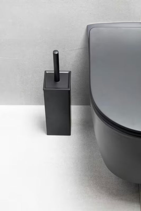 Volně stojící černá WC štětka SAT s minimalistickým designem a silikonovým kartáčem