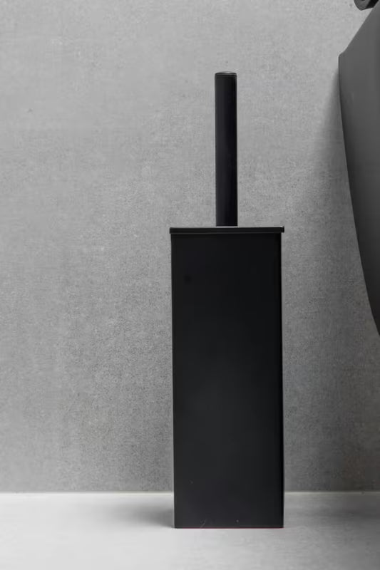 Volně stojící černá WC štětka SAT s minimalistickým designem a silikonovým kartáčem