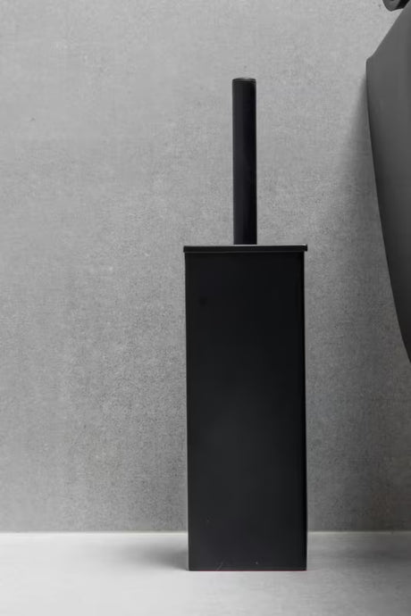 Volně stojící černá WC štětka SAT s minimalistickým designem a silikonovým kartáčem