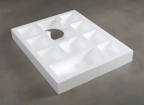 Bílý polystyrenový nosič SAT pro sprchovou vaničku z odolného HDPS pro stabilní a rychlou montáž.