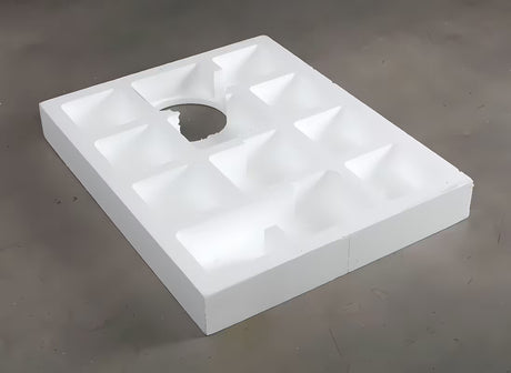Bílý polystyrenový nosič SAT pro sprchovou vaničku z odolného HDPS materiálu.