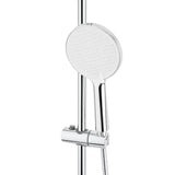 Sprchový systém SAT Chrome s termostatickou baterií, hlavovou sprchou 25 cm a ruční sprchou se třemi proudy.