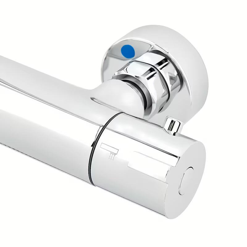 Sprchový systém SAT Chrome s termostatickou baterií, hlavovou sprchou 25 cm a ruční sprchou se třemi proudy.