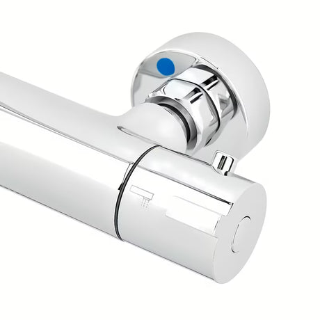 Sprchový systém SAT Chrome s termostatickou baterií, hlavovou sprchou 25 cm a ruční sprchou se třemi proudy.
