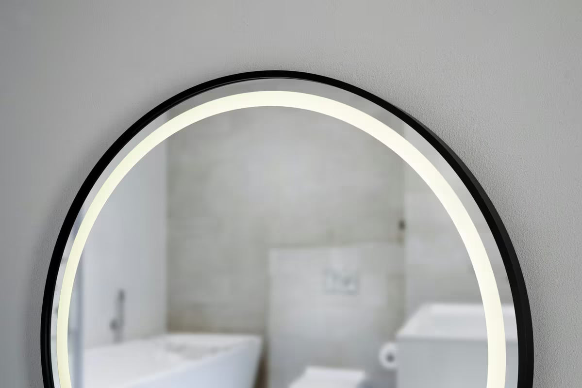 Kulaté koupelnové zrcadlo SAT s LED osvětlením a senzorem, průměr 70 cm, černé provedení.