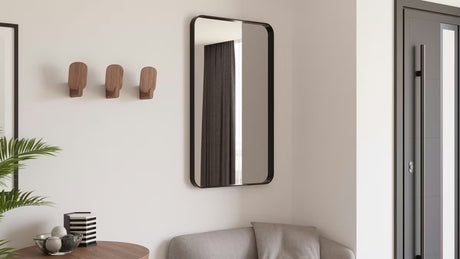Obdélníkové koupelnové zrcadlo SAT 60x80 cm s černým hliníkovým rámem, vhodné na výšku i na šířku.