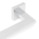 Nástěnný držák ručníků SAT Simply S v chromovém provedení s hranatým designem.