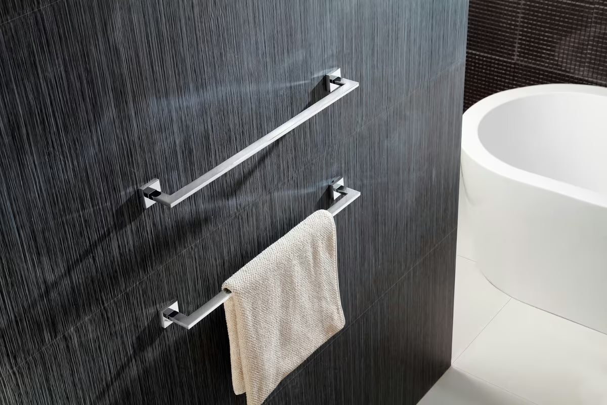 Nástěnný držák ručníků SAT Simply S v chromovém provedení s hranatým designem.