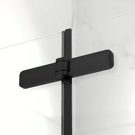 Čtvercový sprchový kout SAT SK 80x80 cm v černém provedení s čirým sklem a skládacími dveřmi.