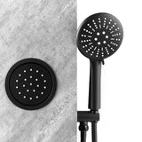 Hydromasážní sprchový panel SAT Stoneshower v černém provedení s dekorem kamene s hlavovou a ruční sprchou.