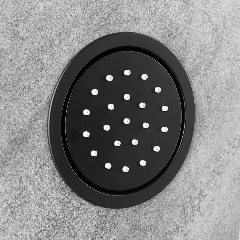 Hydromasážní sprchový panel SAT Stoneshower v černém provedení s dekorem kamene s hlavovou a ruční sprchou.