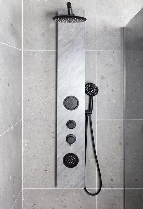 Hydromasážní sprchový panel SAT Stoneshower v černém provedení s dekorem kamene s hlavovou a ruční sprchou.