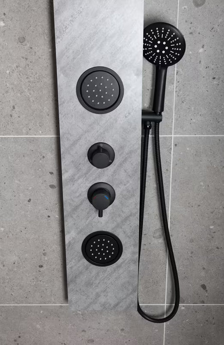 Hydromasážní sprchový panel SAT Stoneshower v černém provedení s dekorem kamene s hlavovou a ruční sprchou.