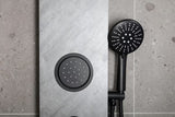 Hydromasážní sprchový panel SAT Stoneshower v černém provedení s dekorem kamene s hlavovou a ruční sprchou.