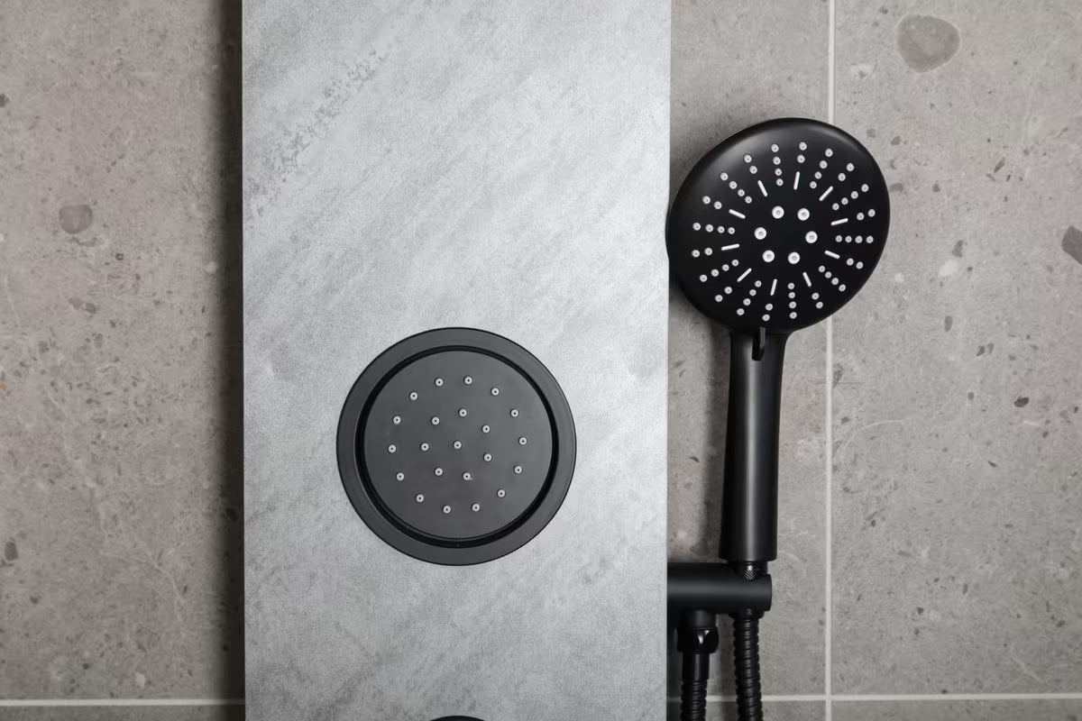 Hydromasážní sprchový panel SAT Stoneshower v černém provedení s dekorem kamene s hlavovou a ruční sprchou.