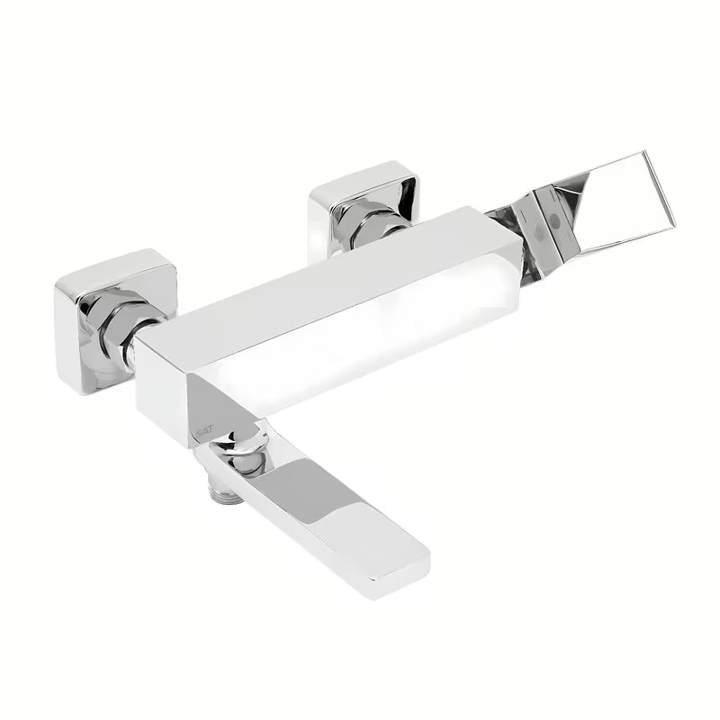 Chromová páková nástěnná vanová baterie SAT Vision s hranatým designem a ukrytým přepínačem na sprchu.