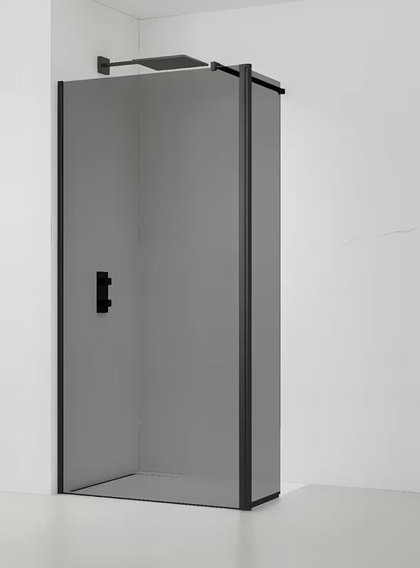 SAT Walk-in sprchová zástěna Walk-In 100 cm v černé barvě s neprůhledným sklem kouřového efektu.