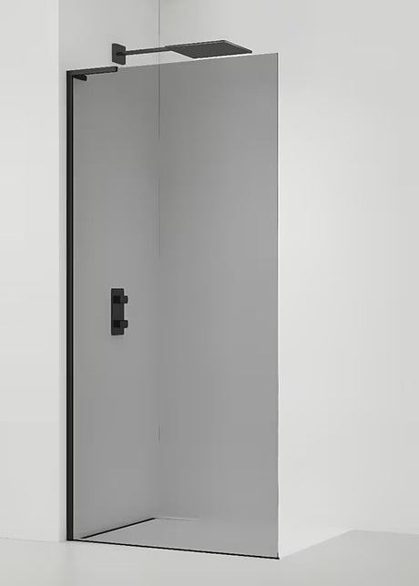 Sprchová zástěna walk-in SAT Walk-in 100 cm v černém matném provedení s dekorem kouřového efektu.