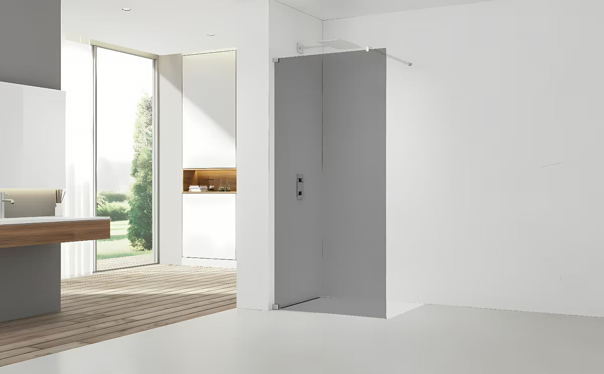 Sprchová zástěna SAT Walk-in Walk-In 110 cm v lesklém chromu s neprůhledným kouřovým sklem a zavětrováním.