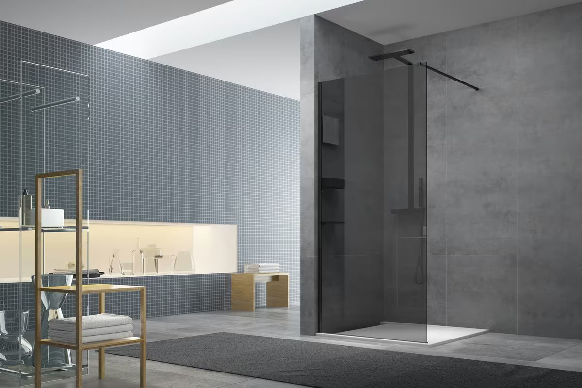 Walk-in sprchová zástěna SAT Walk-in 140 cm s černými profily a neprůhledným sklem s kouřovým efektem.