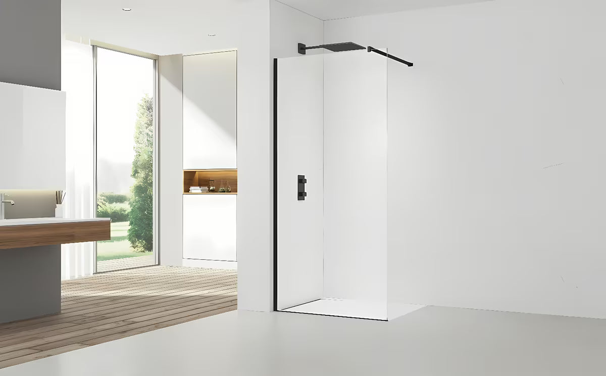 Černá walk-in sprchová zástěna SAT Walk-in 150 cm s čirým bezpečnostním sklem a bezrámovým provedením.
