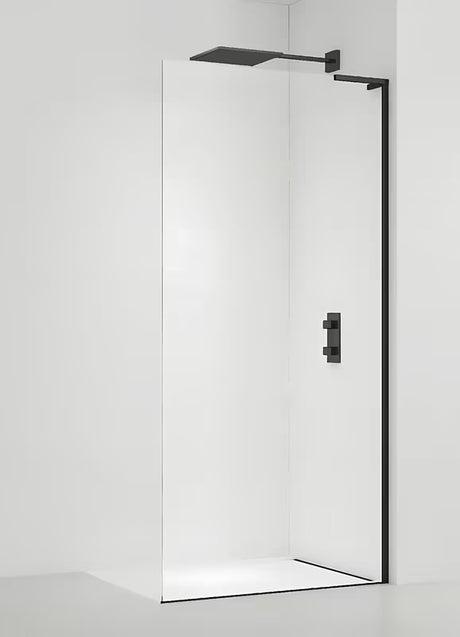 Walk-in sprchová zástěna SAT Walk-in 70 cm v černé matné barvě s čirým sklem a bezrámovým provedením.