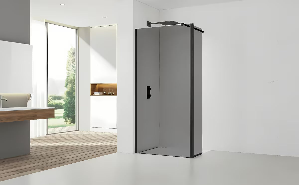 SAT Walk-in sprchová zástěna Walk-In 80 cm v černé barvě s neprůhledným sklem s kouřovým efektem.