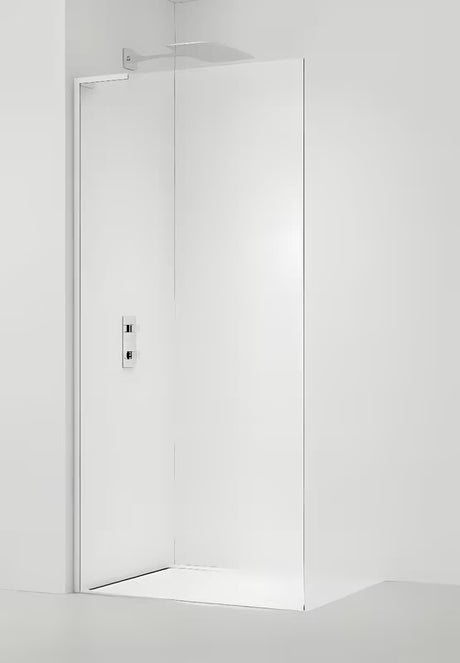 Bílá walk-in sprchová zástěna SAT Walk-in s čirým bezpečnostním sklem a bezrámovým provedením.