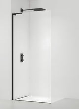 Walk-in tuš stijena SAT Walk-in 80 cm u crnoj mat boji s prozirnim staklom i bezokvirnom izvedbom.