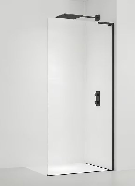 Walk-in sprchová zástěna SAT Walk-in 90 cm v černé matné s čirým sklem a bezrámovým provedením.