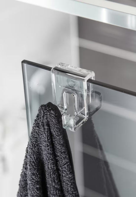 Transparentní háček SAT Walk-In pro zavěšení na skleněnou hranu sprchové zástěny bez vrtání.