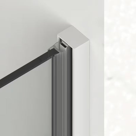 Posuvné sprchové dveře SAT Xmotion 110 cm v bílé barvě s čirým sklem a bezrámovým provedením.
