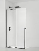 Sprchová zástěna Walk-In SAT Xmotion 120 cm v černém provedení s čirým sklem a posuvným otevíráním.